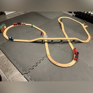 Thomas Wooden Train Set with Thomas Engine and Battery Operated James Engine